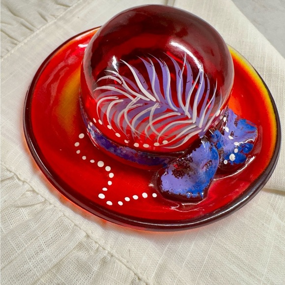 FENTON, HAND-PAINTED RED GLASS HAT WITH A PURPLE FEATHER & BOW. - Picture 10 of 15